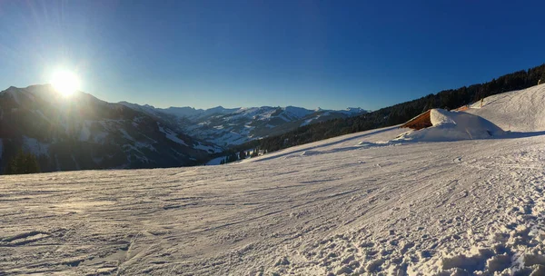 Lyžařský Svah Zasněžená Chata Malebným Výhledem Oblast Saalbach Hinterglemm Proti — Stock fotografie