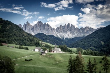 Odles grubunun önünde Santa Maddalena köyü ve kilise - Geislergruppe ve Seceda dağı, Funes vadisi, Dolomitler, Trentino Güney Tyrol, İtalya