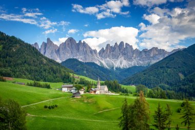 Odles grubunun önünde Santa Maddalena köyü ve kilise - Geislergruppe ve Seceda dağı, Funes vadisi, Dolomitler, Trentino Güney Tyrol, İtalya