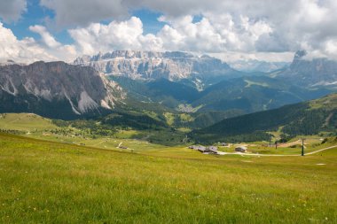 Seceda Dağı, Dolomitler, Trentino Alto Adige, Güney Tyrol, İtalya 'dan Sella grubu dağlarının manzarası