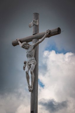 Seceda Dağı tepesindeki tahta zirvede İsa Mesih, Dolomitler, Trentino Alto Adige, Güney Tyrol, İtalya