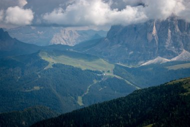 Yaz aylarında Seceda Dağı 'ndan görülen Ciampinoi ile Saslong Alp disiplini Dünya Kayak Kupası' nın başlangıç alanı, Dolomitler, Trentino Alto Adige, Güney Tyrol, İtalya
