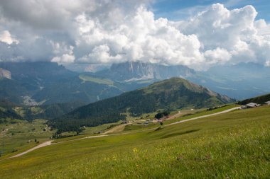 Sassolungo dağ grubu yazın Seceda dağından görülen bulutlarla kaplı, Dolomitler, Trentino Alto Adige, Güney Tyrol, İtalya