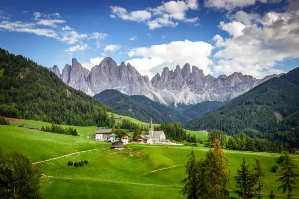 Odles grubunun önünde Santa Maddalena köyü ve kilise - Geislergruppe ve Seceda dağı, Funes vadisi, Dolomitler, Trentino Güney Tyrol, İtalya