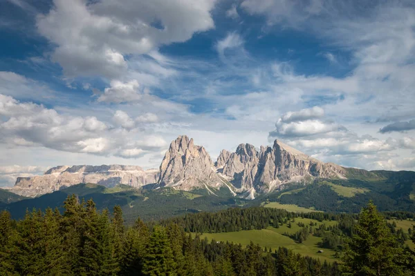 Alpe Siusi Seiser Alm Ikonickou Horskou Skupinou Sassolungo Langkofel Před — Stock fotografie