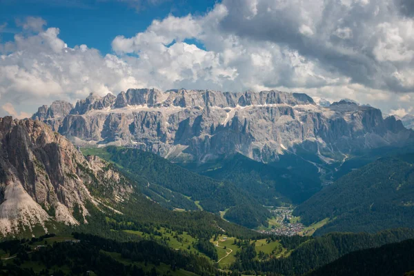 Scénický Pohled Skupinové Hory Sella Pampeliškou Popředí Hor Seceda Dolomity — Stock fotografie