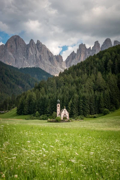 圣约翰教堂位于Ranui Santa Maddalena Funes Valley 夏天在Odles群山前Geislergruppe Dolomites Trentino South Tyrol — 图库照片