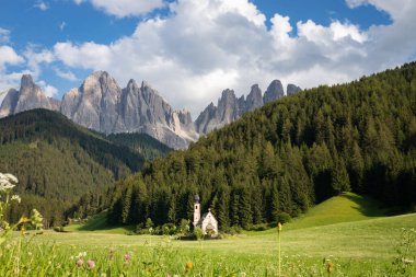 Ranui 'deki St. John Kilisesi, Santa Maddalena, Odles grup dağlarının önündeki Funes Vadisi yazın Geislergruppe, Dolomitler, Trentino Güney Tyrol, İtalya.