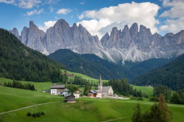 Odles grubunun önünde Santa Maddalena köyü ve kilise - Geislergruppe ve Seceda dağı, Funes vadisi, Dolomitler, Trentino Güney Tyrol, İtalya