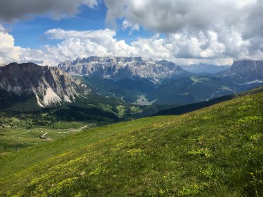 Doğa Parkı 'nın panoramik manzarası Puez Odle Puez-Geisler ve Sella dağ grubu yazın Seceda Dağı' ndan, Dolomitler, Trentino Alto Adige, Güney Tyrol, İtalya.