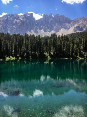 Karezza Gölü - Lago di Carezza - Karersee manzarası. Karersee, kristal berrak turkuaz su dağı Latemar, Dolomitler, Güney Tyrol, İtalya