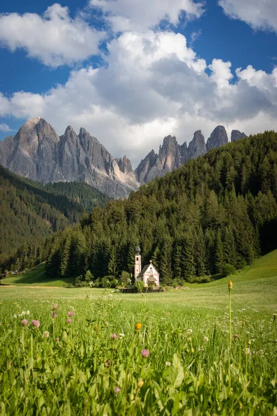 ラヌイの聖ヨハネ礼拝堂 サンタ マダレナ ファネス渓谷オドレス群山の前夏のGeislergrouppe Dolomites Trentino South Tyrol Italy — ストック写真