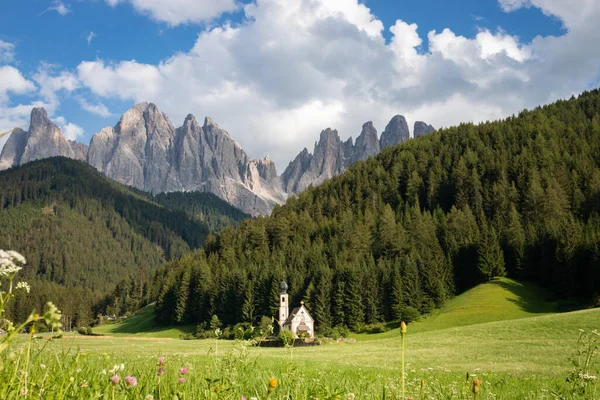 Kaple Jana Ranui Santa Maddalena Údolí Funes Před Skupinovými Horami — Stock fotografie