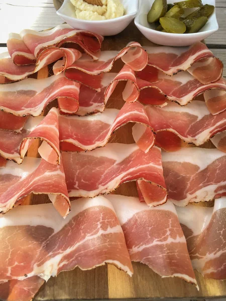 Fatias Finas Delicioso Bacon Tirolês Sul Servido Uma Tábua Madeira — Fotografia de Stock