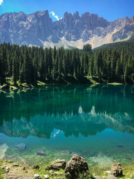 Vista Panorâmica Pitoresca Lago Carezza Lago Carezza Karersee Com Reflexos — Fotografia de Stock