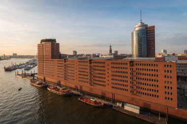 Hamburg, Almanya 6 Ekim 2018: Gün batımında gökyüzüne karşı panoramik şehir manzarası.