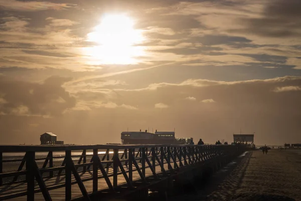 Nepoznatelní Lidé Kráčející Dřevěném Mořském Dně Severní Pláži Slunečného Dne — Stock fotografie