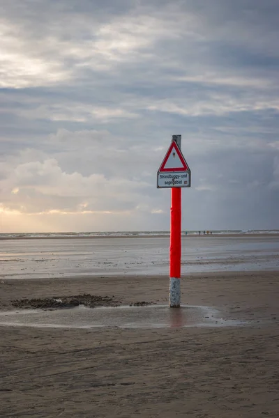 Poste Naranja Con Signo Para Prestar Atención Vela Playa Buggies — Foto de Stock