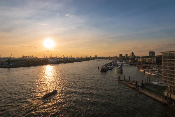 Paisaje Urbano Panorámico Con Puerto Hamburgo Contra Cielo Atardecer —  Fotos de Stock