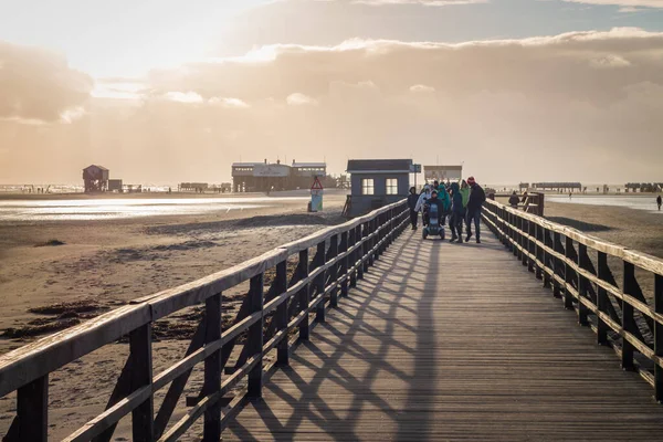 Sankt Peter Ording Německo Října 2018 Lidé Kráčející Dřevěném Mořském — Stock fotografie