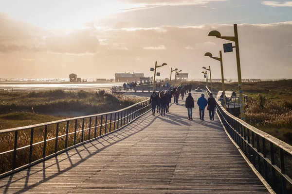 Sankt Peter Ording Německo Října 2018 Lidé Kráčející Dřevěném Mořském — Stock fotografie