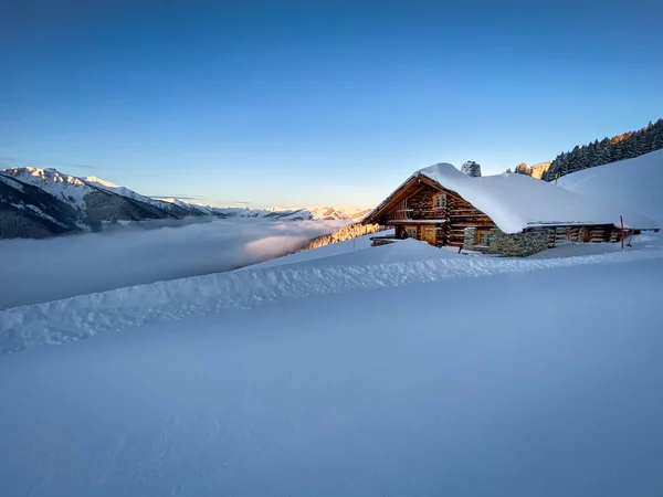 Verschneite Almhütte Skigebiet Saalbach Hinterglemm Den Österreichischen Alpen Bei Sonnenaufgang — Stockfoto