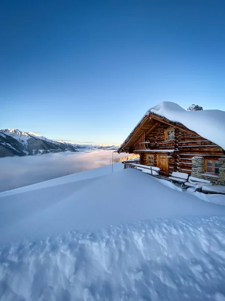 Verschneite Almhütte Skigebiet Saalbach Hinterglemm Den Österreichischen Alpen Bei Sonnenaufgang — Stockfoto