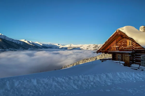 Cabana Montanha Coberta Neve Antiga Fazenda Região Esqui Saalbach Hinterglemm — Fotografia de Stock