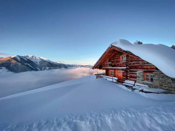 Cabana Montanha Coberta Neve Antiga Fazenda Região Esqui Saalbach Hinterglemm — Fotografia de Stock