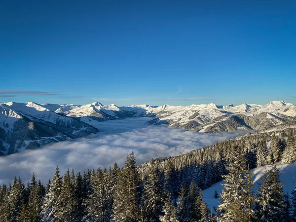 Szcenírozott Kilátás Havas Hegyek Sípálya Saalbach Hinterglemm Ausztriában Alpok Alatt — Stock Fotó