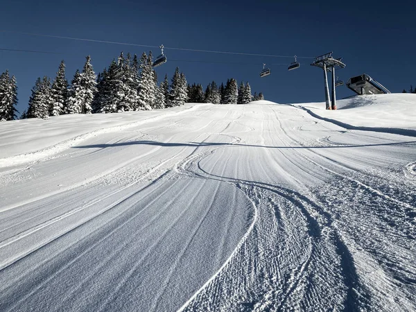 Tre Enkla Spår Skidbacken Stollift Österrikiska Alperna Mot Blå Himmel — Stockfoto