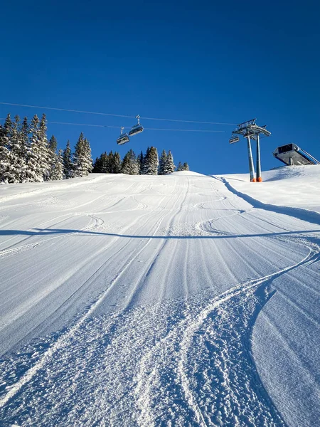 Três Pistas Individuais Pista Esqui Debaixo Teleférico Nos Alpes Austríacos — Fotografia de Stock