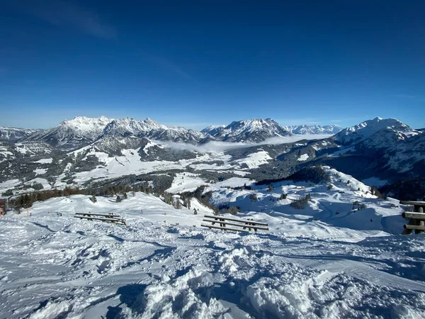 Landschappelijk Uitzicht Besneeuwde Lofer Mountains Links Leogang Mountains Skipistes Van — Stockfoto