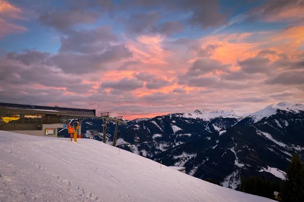 Ankunft Der Schnleitenbahn Der Region Saalbach Hinterglemm Gegen Den Brennenden — Stockfoto