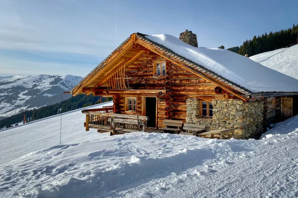 Cabana Montanha Coberta Neve Antiga Fazenda Região Esqui Saalbach Hinterglemm — Fotografia de Stock