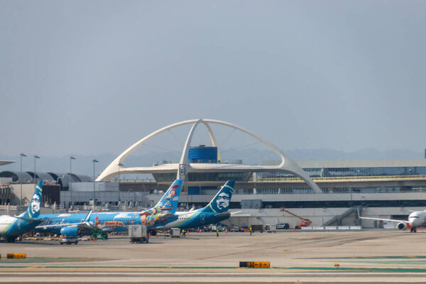 Лос-Анджелес, Калифорния, США - 19 апреля 2024 года: Вид на здание LAX аэропорта Лос-Анджелес на фоне облачного неба