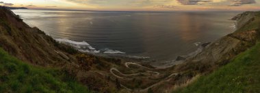 İspanya 'nın Bask Bölgesi' nde Zumaia yakınlarında gözcülük yapıyor.