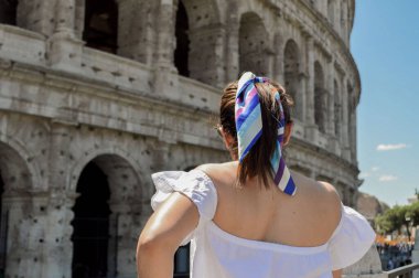 Kolezyumun önündeki Roma 'daki kız.