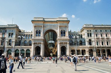 Piazza del Duomo 'da insanlarla dolu bir yaz günü.