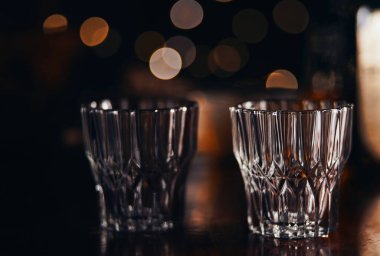 Gece lambasındaki kristal içki bardakları