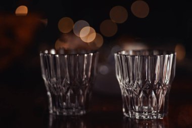 Gece lambasındaki kristal içki bardakları