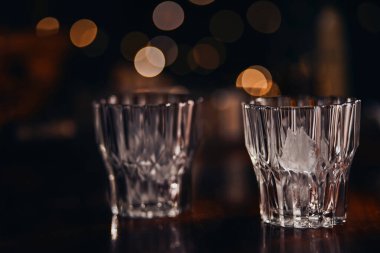 Gece lambasındaki kristal içki bardakları