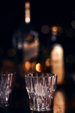 Gece kulübü sahnesindeki kristal bardaklar.