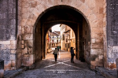 İspanya 'nın Burgos kentindeki Covarrubias köyüne giriş.