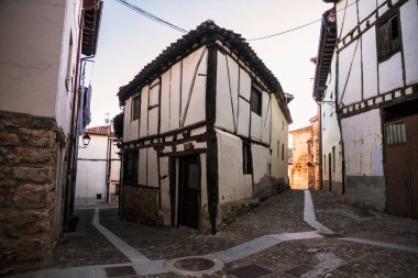 Covarrubias sokakları, Burgos 'ta ünlü bir köydür (İspanya)