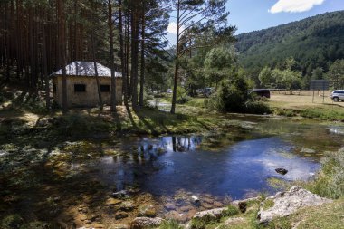 İspanya, Burgos 'taki Quintanar de la Sierra' nın yanındaki nehirde sığınak ve yansıması olan Arlanza Nehri 'nin kaynağı