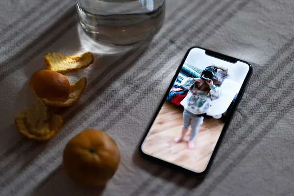 Smartphone Visar Foto Ett Litet Barn Bär Gummi Häst Mask — Stockfoto