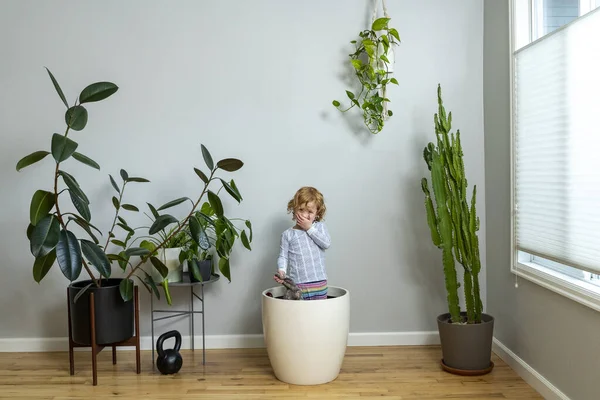 Heureux Jeune Enfant Tenant Jouet Rembourré Lapin Couvre Visage Souriant — Photo