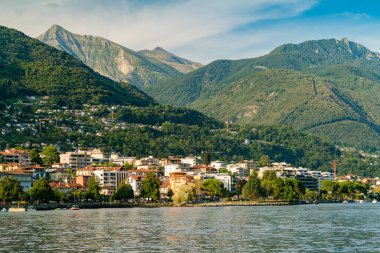 Yazın Alp dağlarıyla Locarno şehrinin manzarası
