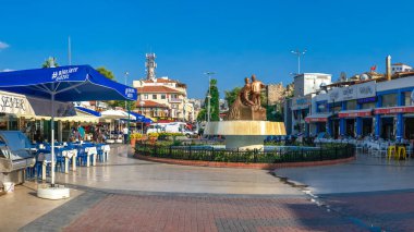 Kusadasi, Türkiye 07.18.2019. Güneşli bir yaz gününde Aydın 'ın Kusadasi tatil köyü